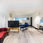Central Location, Cosy & Convenient 2 Beds Flat